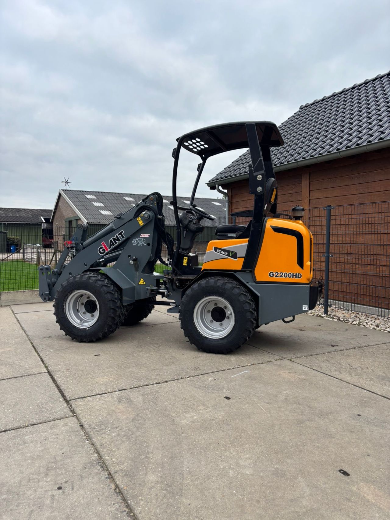 Giant g2200hd mini shovel