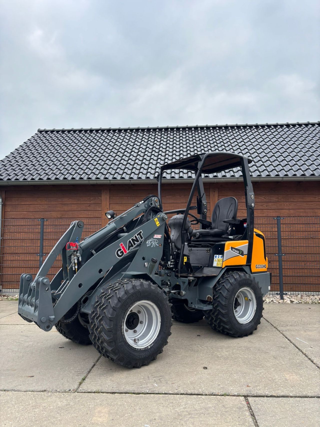 Giant g2200hd mini shovel