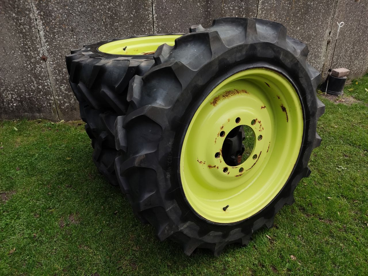 Complete set banden met velg voor een MB Trac tractor