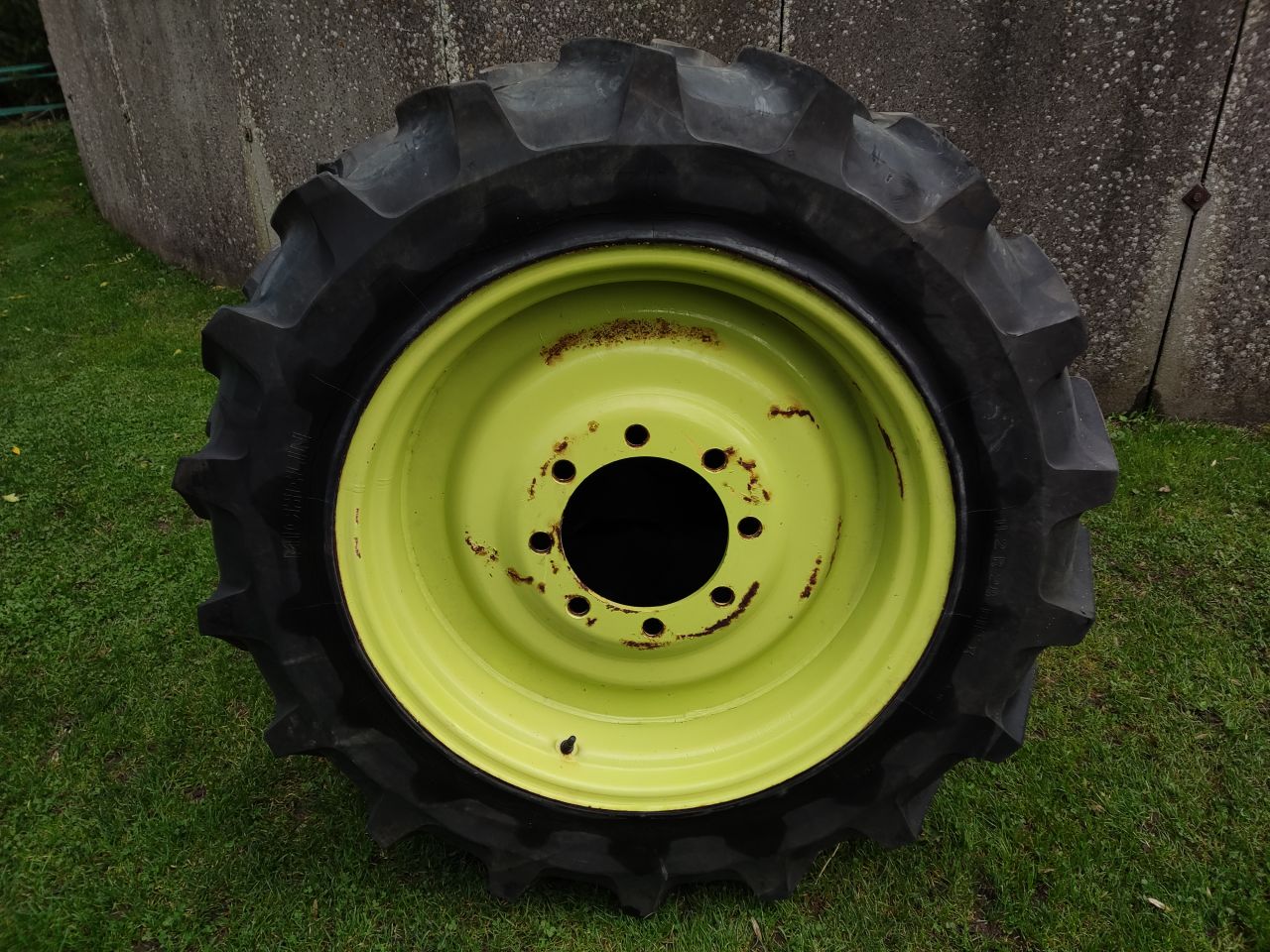 Complete set banden met velg voor een MB Trac tractor