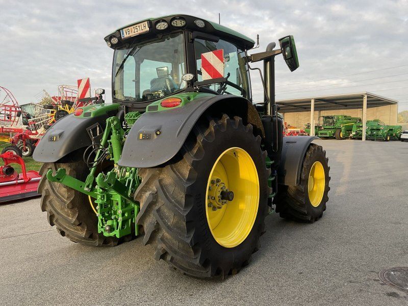 John Deere 6R 215