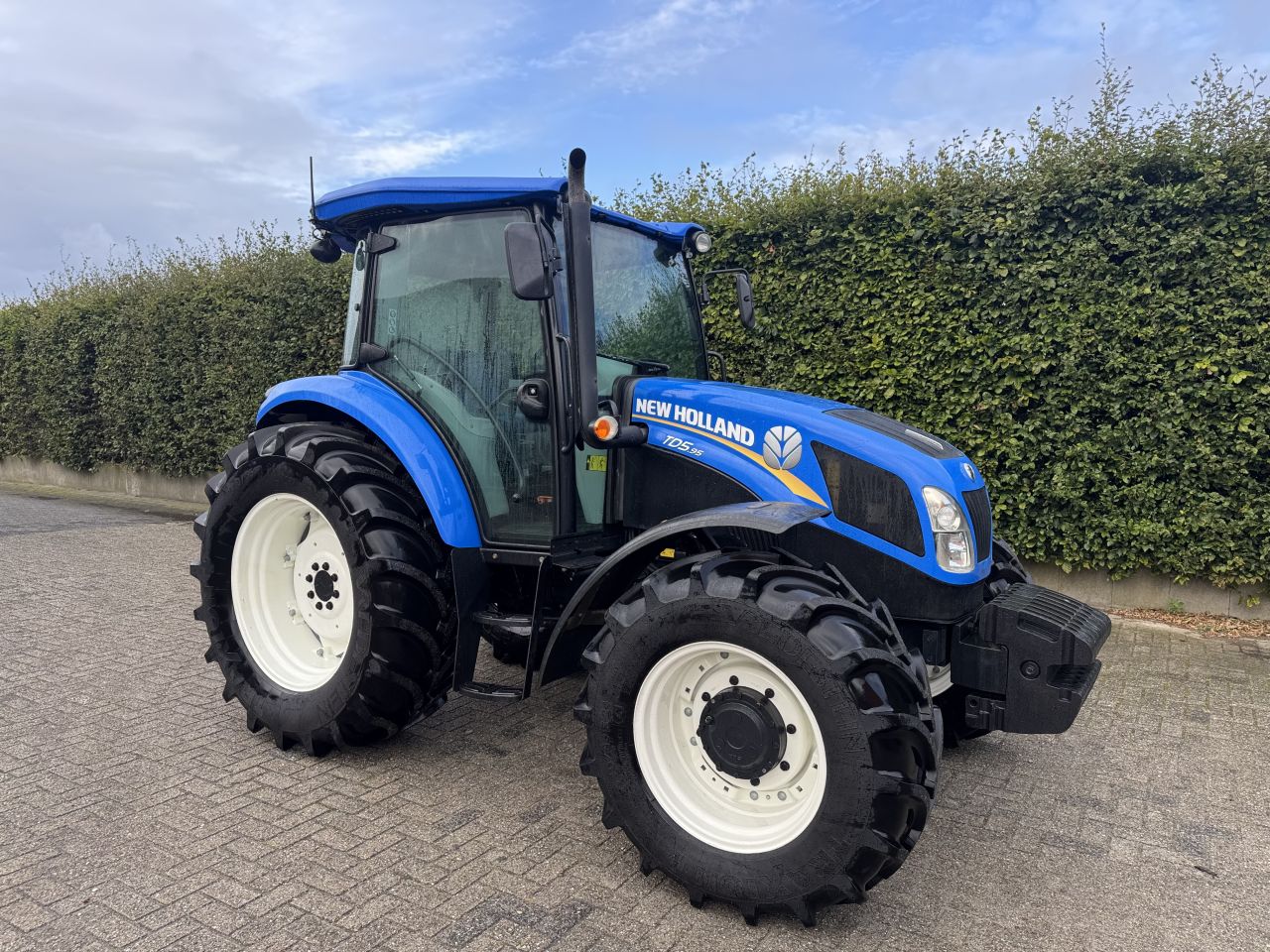 New Holland TD5.95 op nieuwe banden !