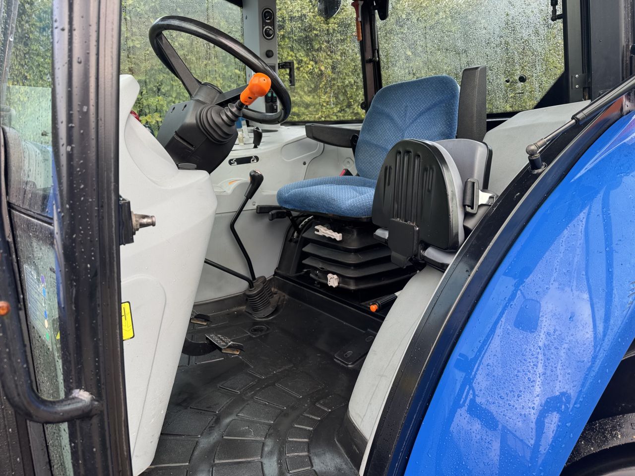 New Holland TD5.95 op nieuwe banden !