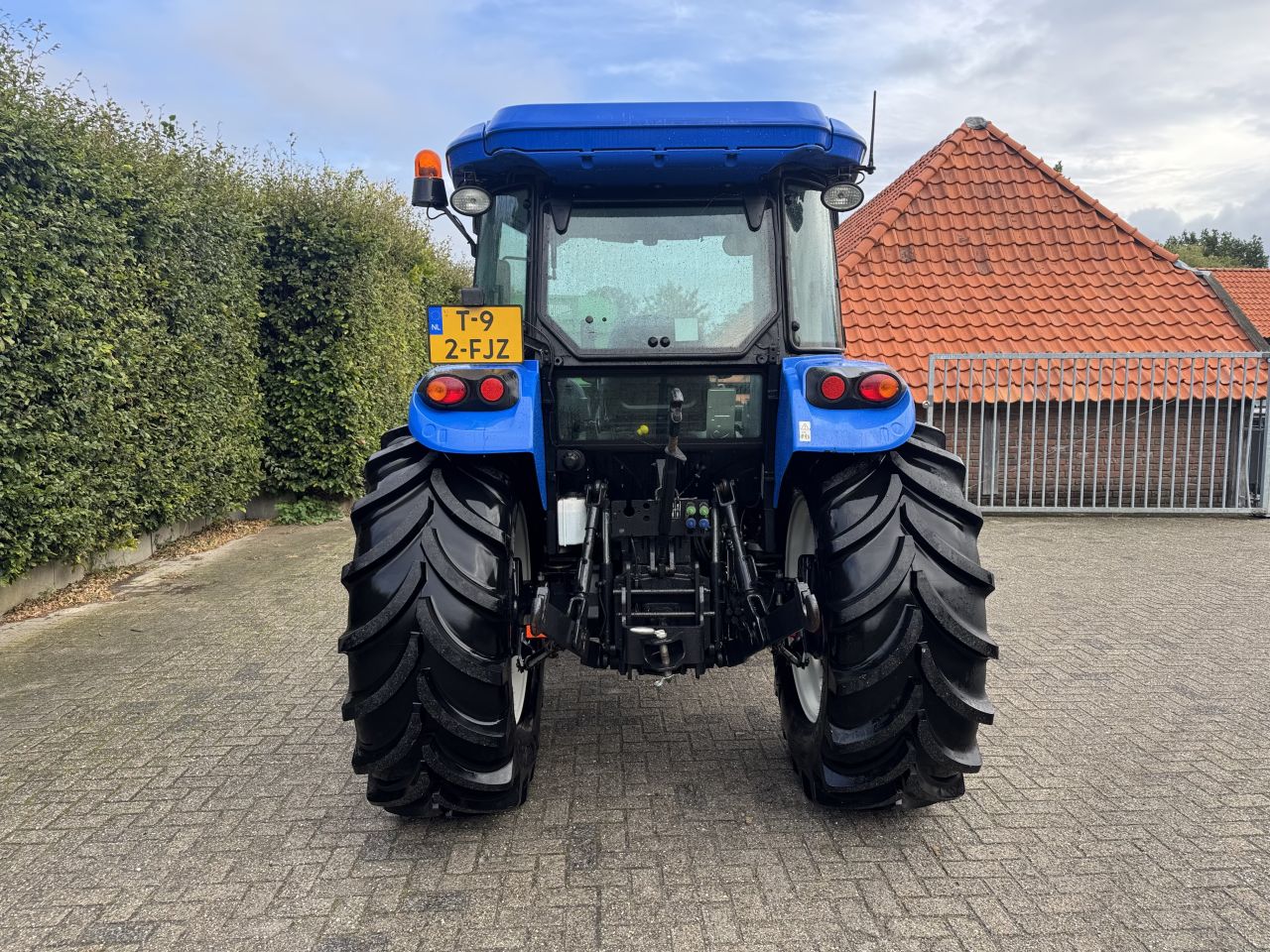 New Holland TD5.95 op nieuwe banden !