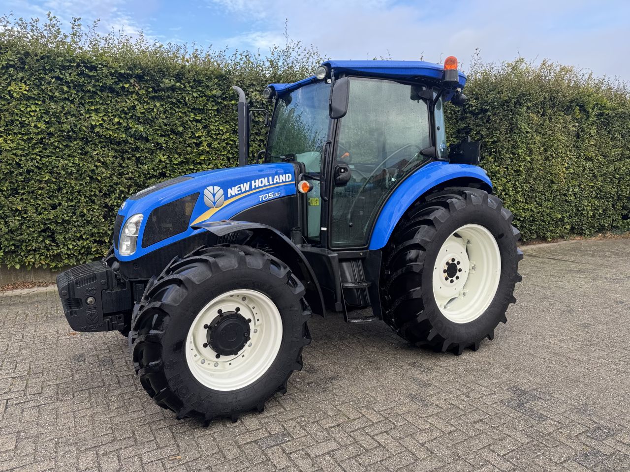 New Holland TD5.95 op nieuwe banden !