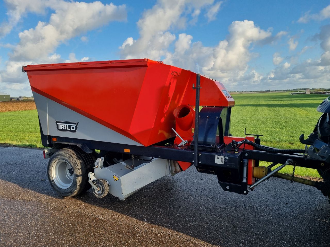 Trilo S4 multifunctionele veeg- / zuigwagen
