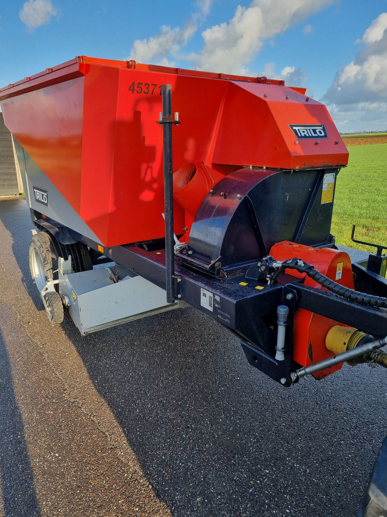 Trilo S4 multifunctionele veeg- / zuigwagen