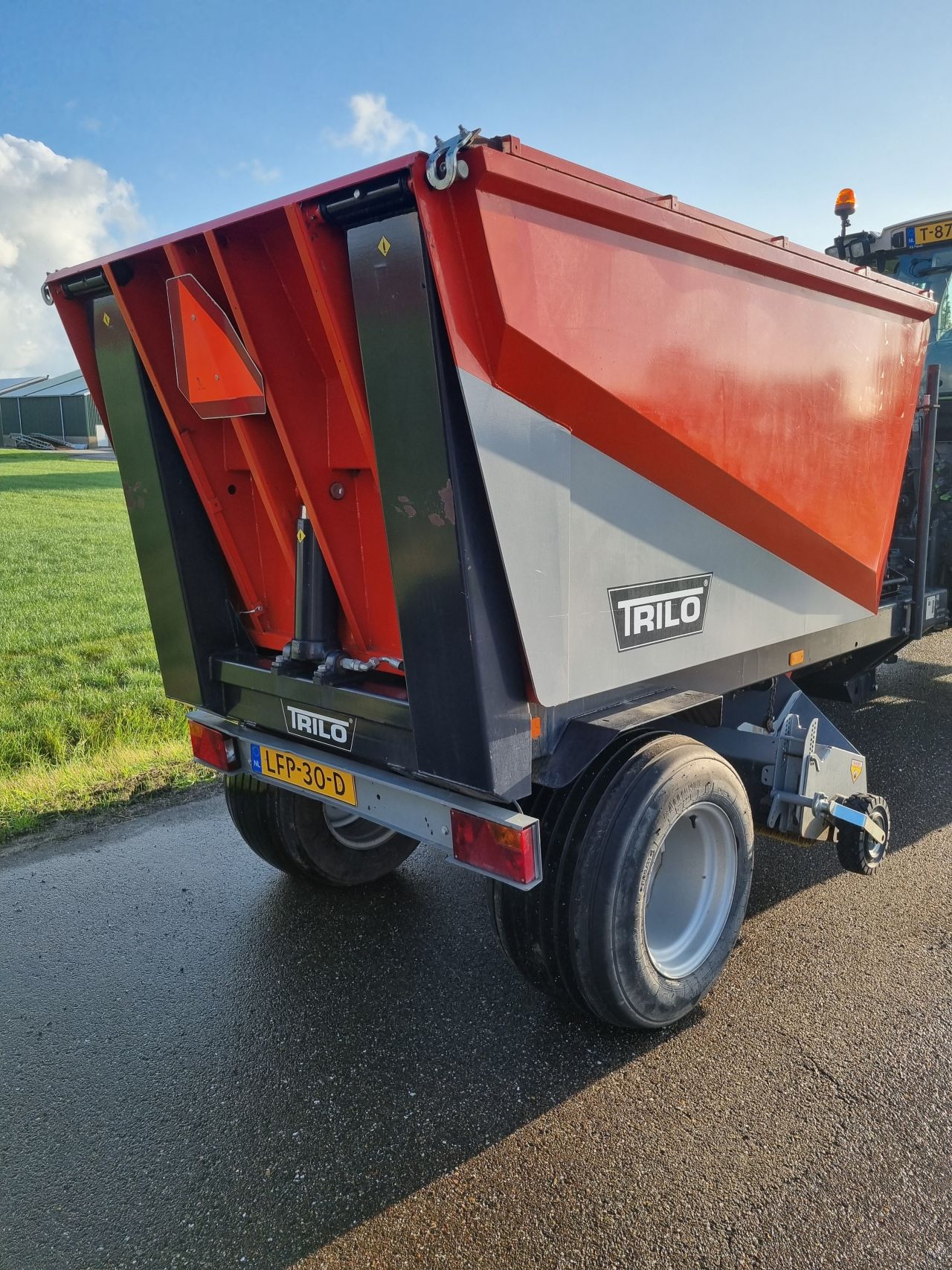Trilo S4 multifunctionele veeg- / zuigwagen