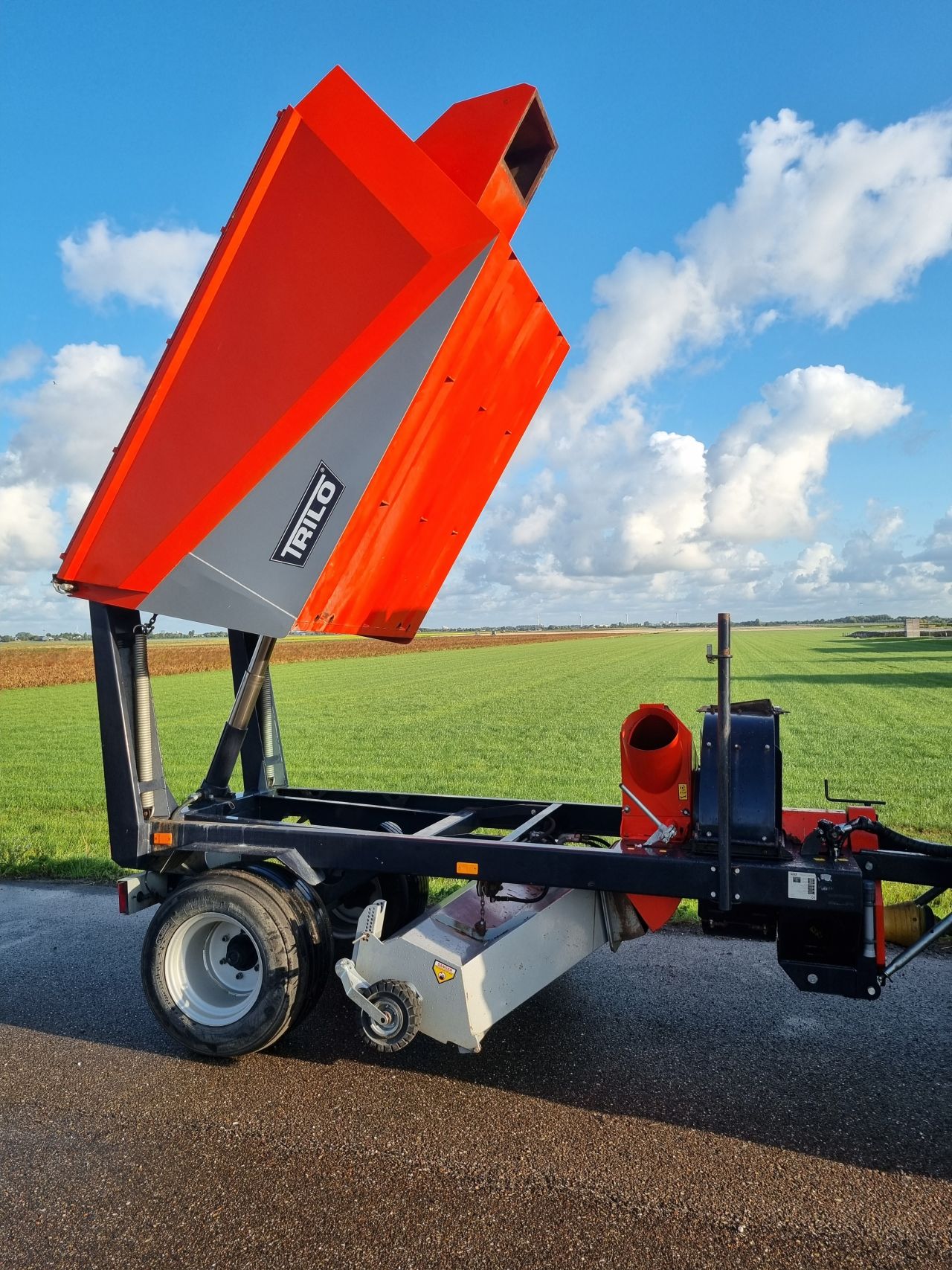 Trilo S4 multifunctionele veeg- / zuigwagen