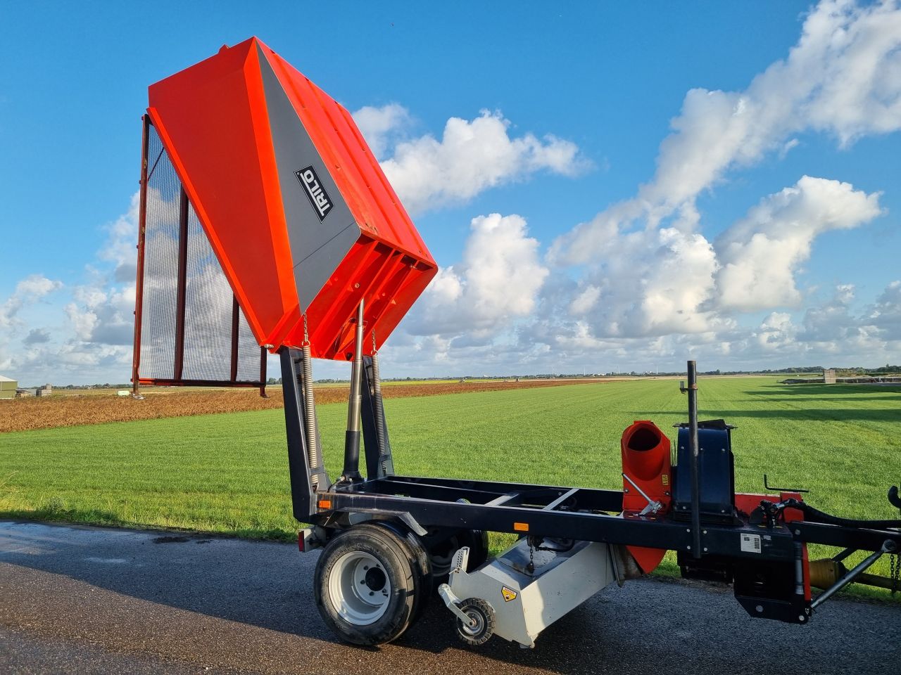 Trilo S4 multifunctionele veeg- / zuigwagen