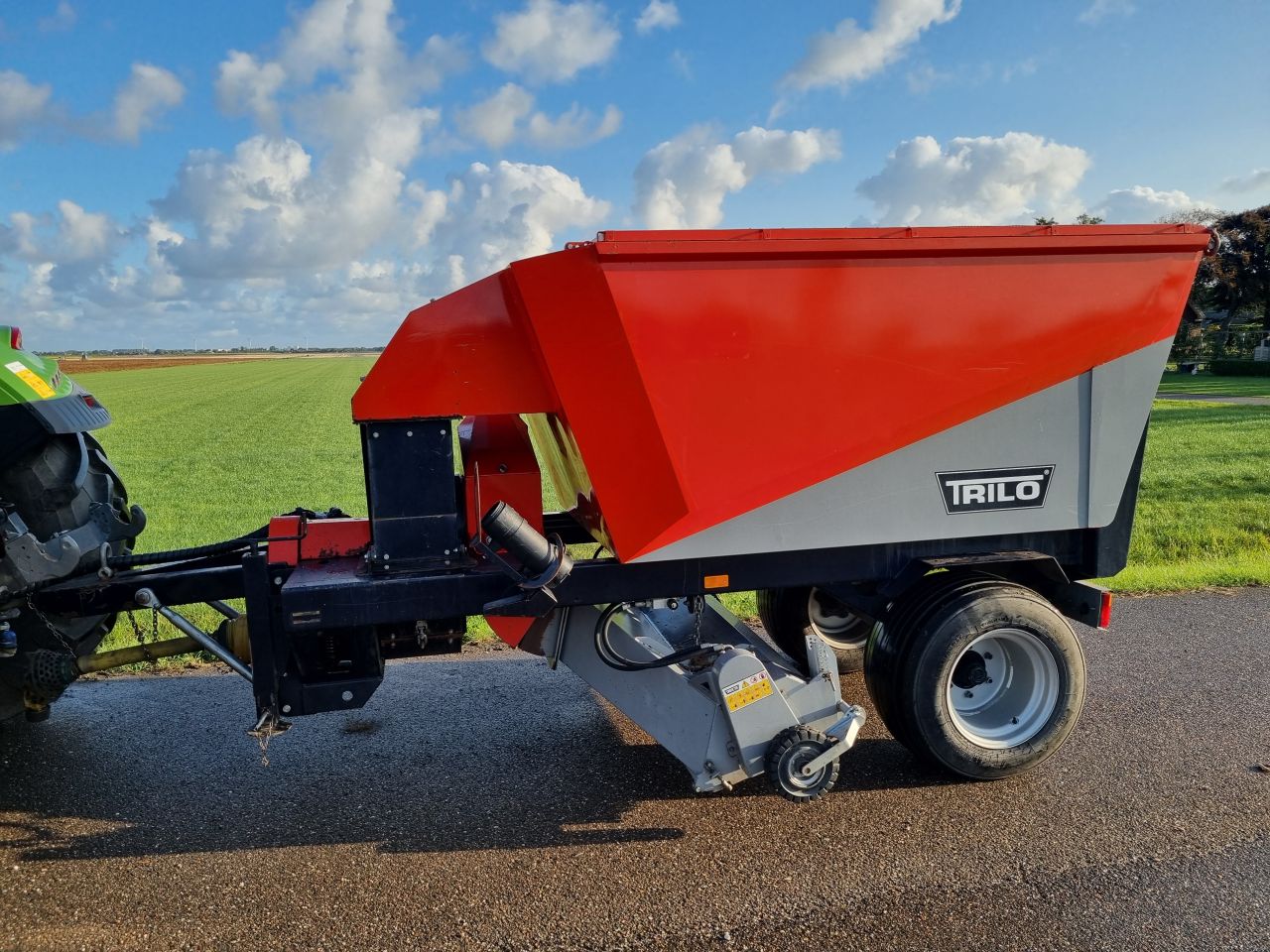 Trilo S4 multifunctionele veeg- / zuigwagen