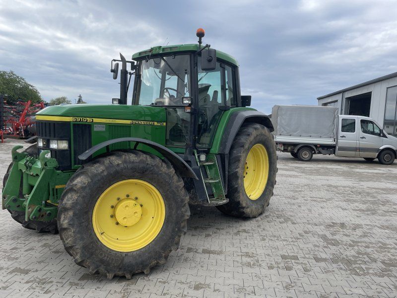 John Deere 6910S