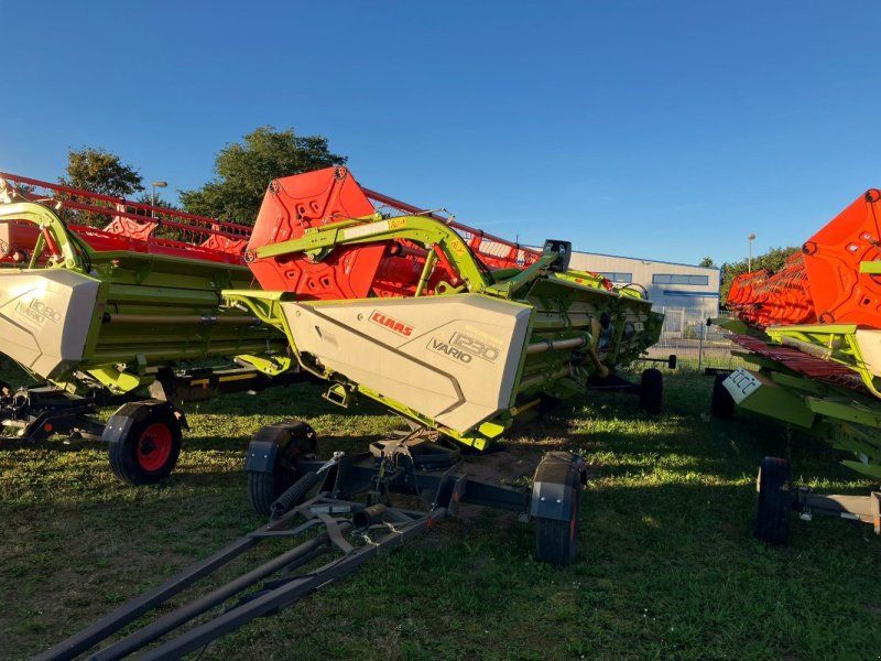 Claas Vario 1230 mit Laser links/ Wagen