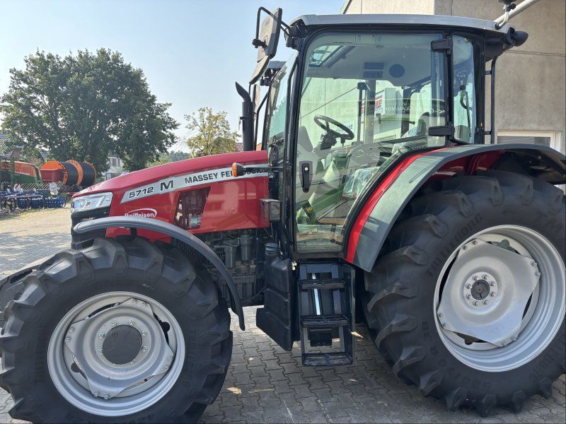 Massey Ferguson 5712M 4WD Cab Essential