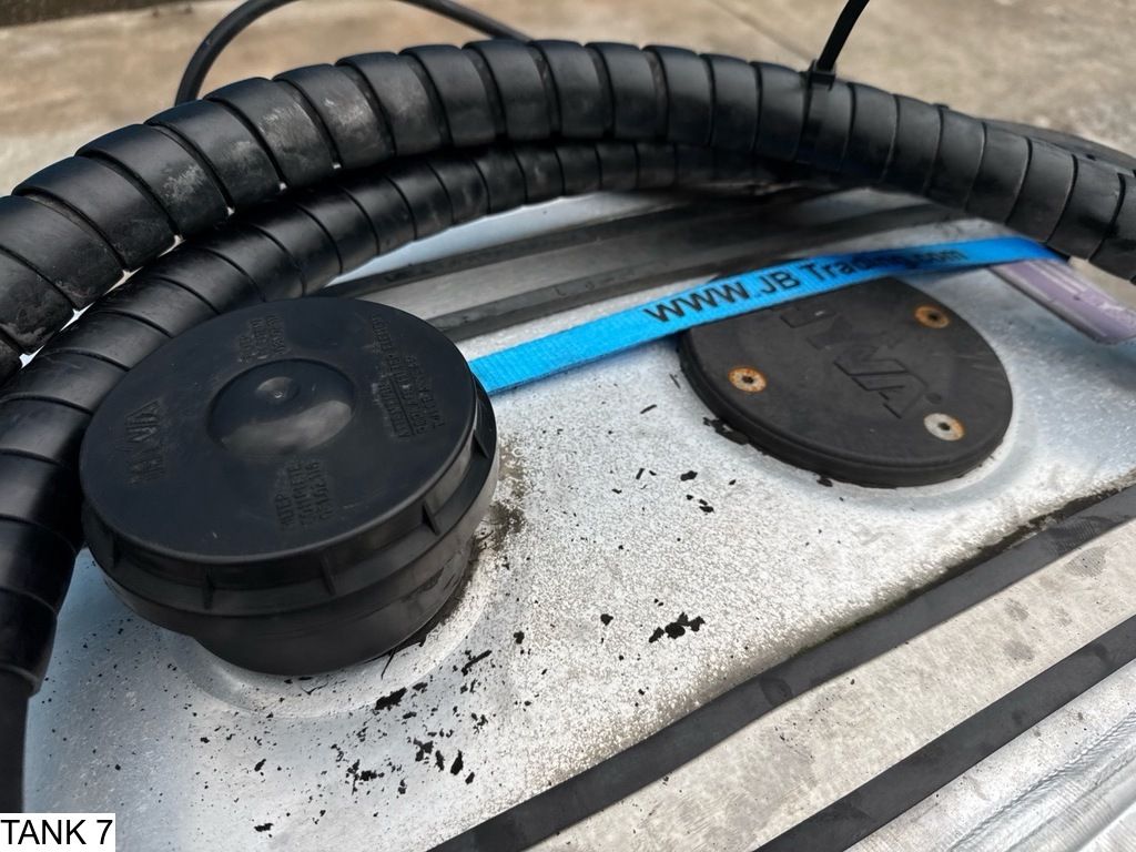 Hyva Tank, pump, hoses, control valve