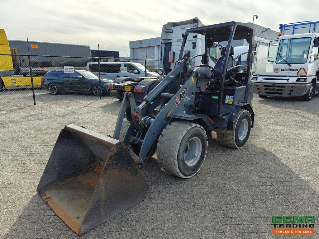 Giant V452T 3585 hours - Wheel loader - Agricultural license plate - Catch jaw - Soil bucket - Non-marking tires