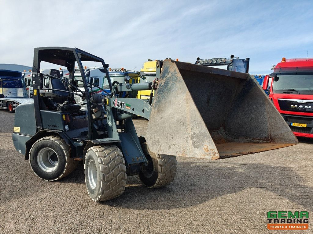 Giant V452T 3585 hours - Wheel loader - Agricultural license plate - Catch jaw - Soil bucket - Non-marking tires