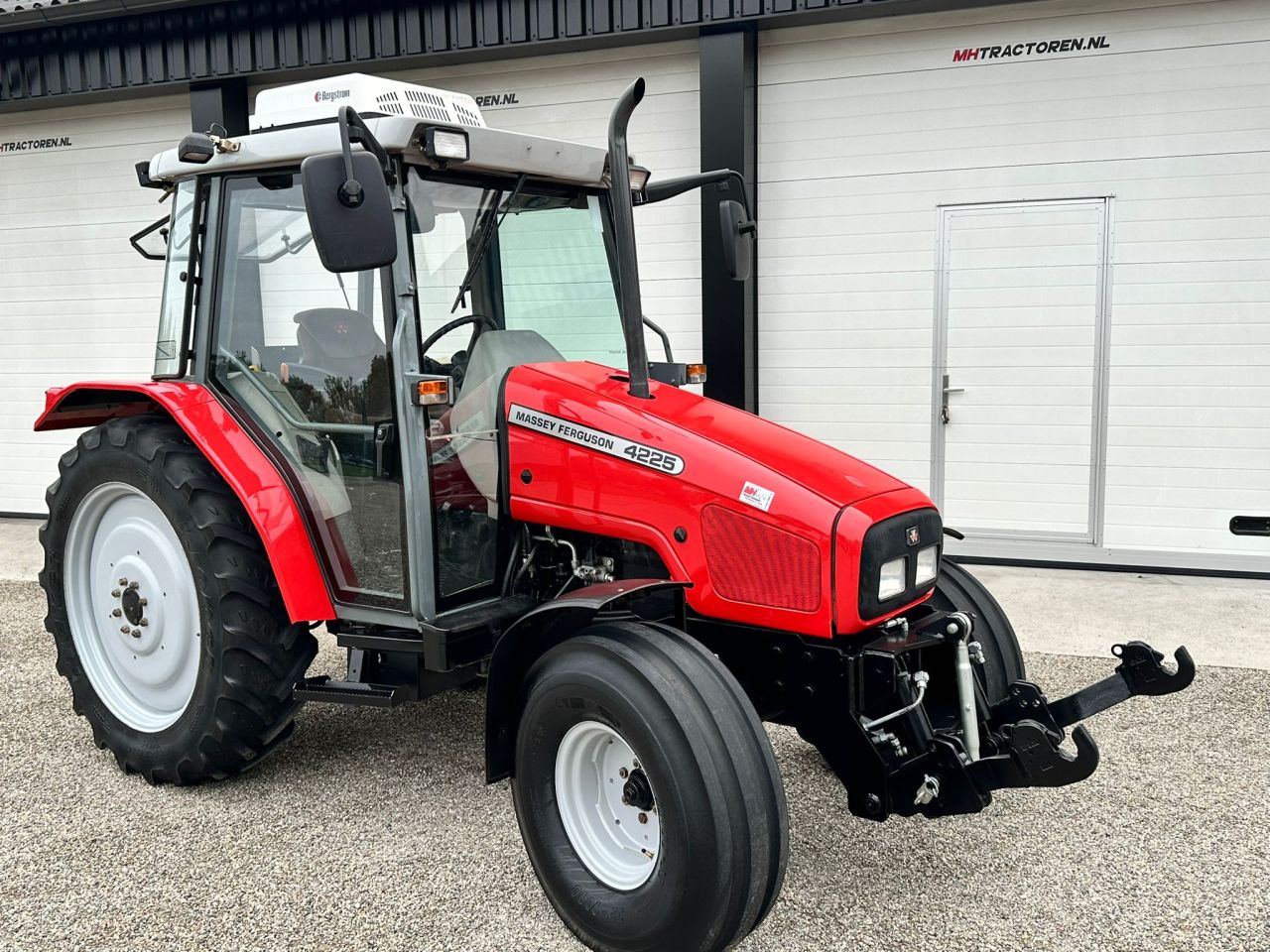 TE KOOP: zeer nette MASSEY FERGUSON 4225