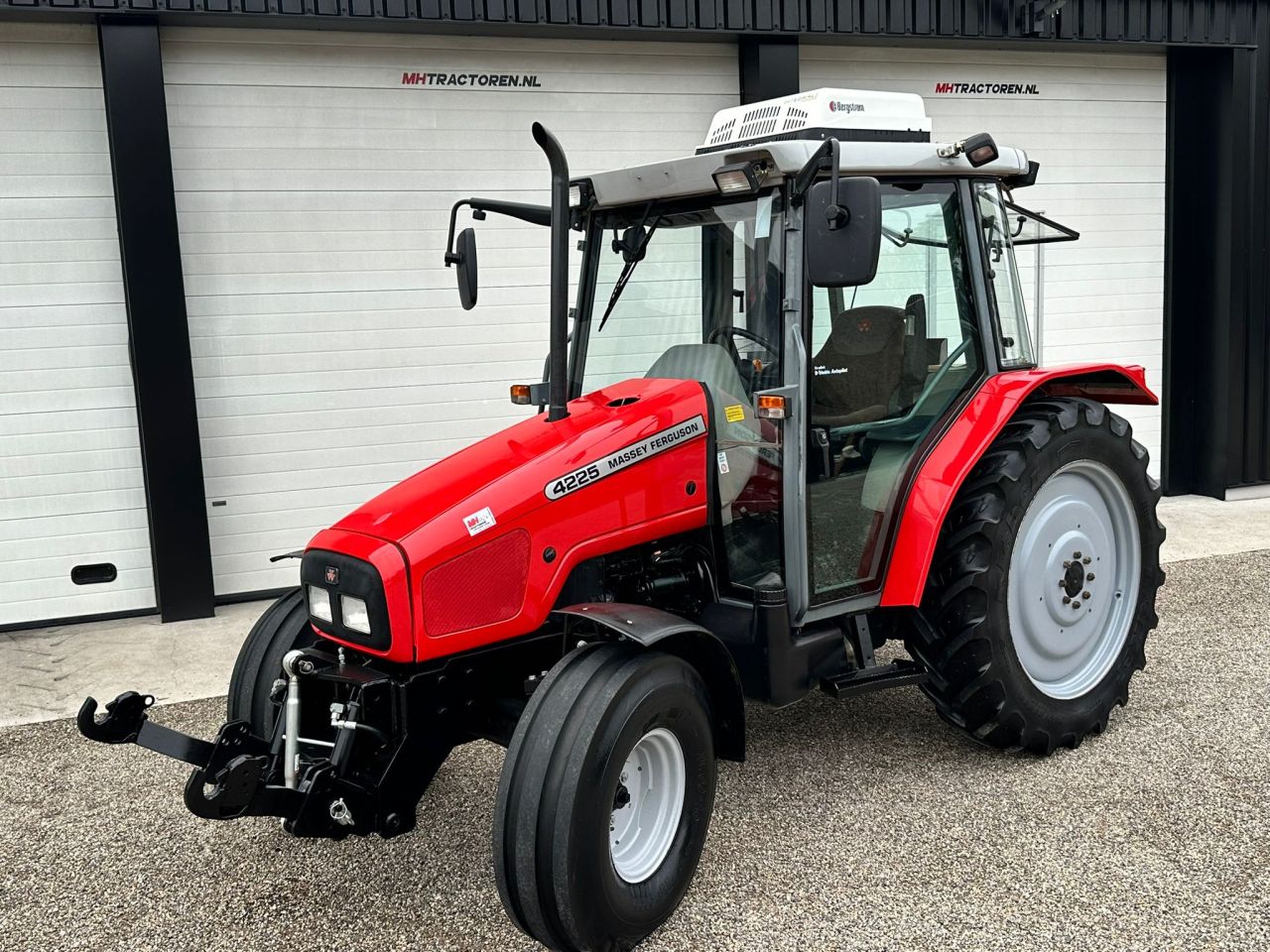 TE KOOP: zeer nette MASSEY FERGUSON 4225