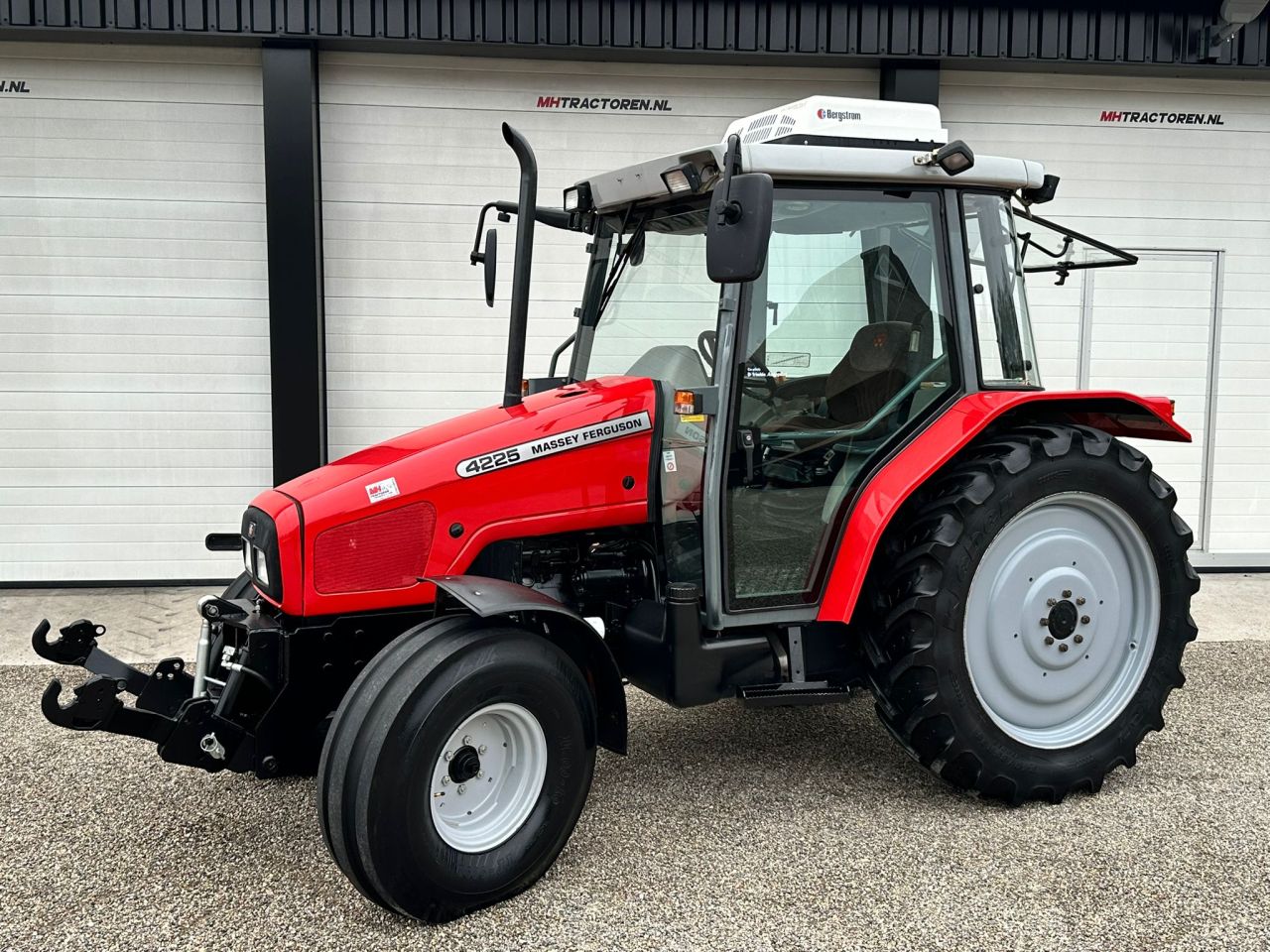 TE KOOP: zeer nette MASSEY FERGUSON 4225