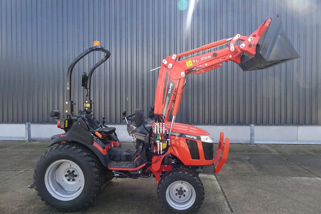 Tafe Compact trekker met voorlader 6028H