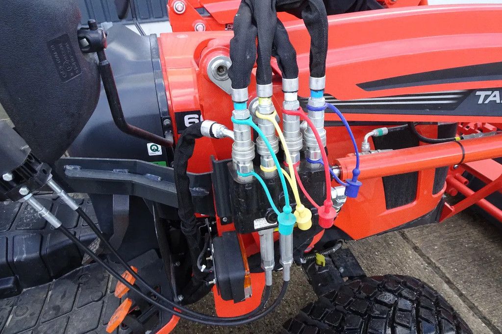 Tafe Compact trekker met voorlader 6028H