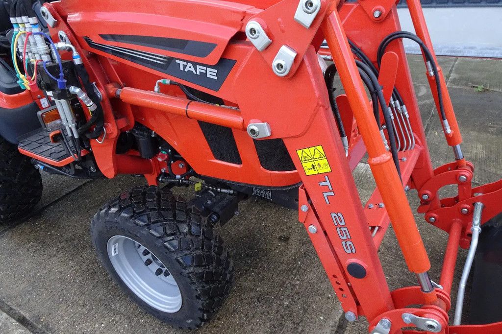 Tafe Compact trekker met voorlader 6028H