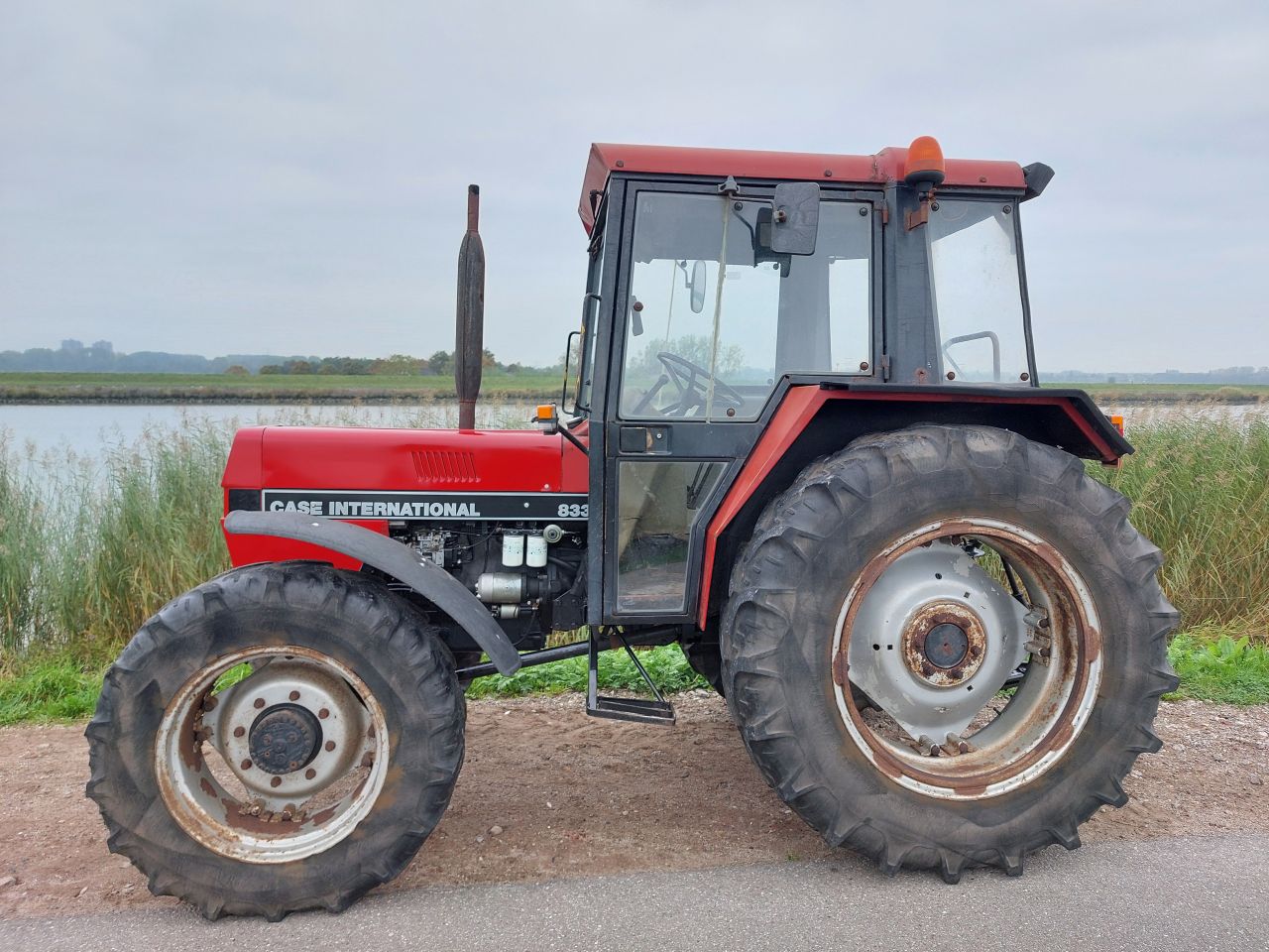 Case / International 833 A 4 WD