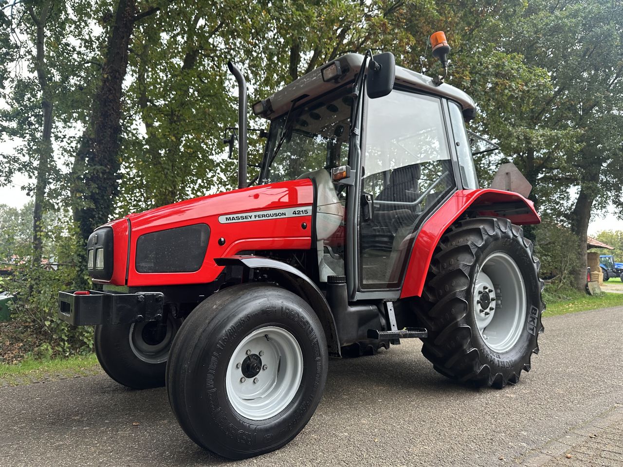 Massey Ferguson 4215 met maar 2482 uur!