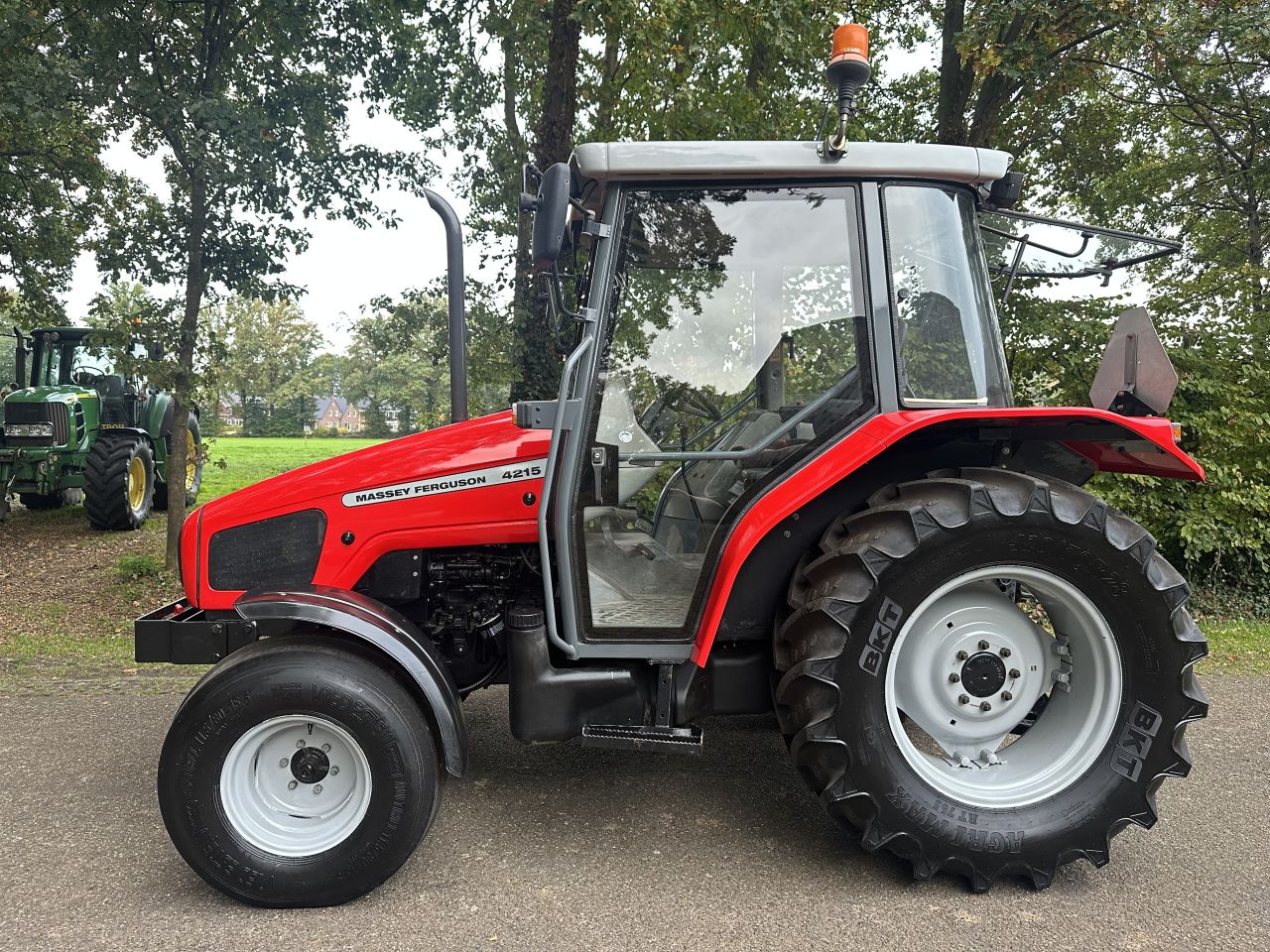 Massey Ferguson 4215 met maar 2482 uur!