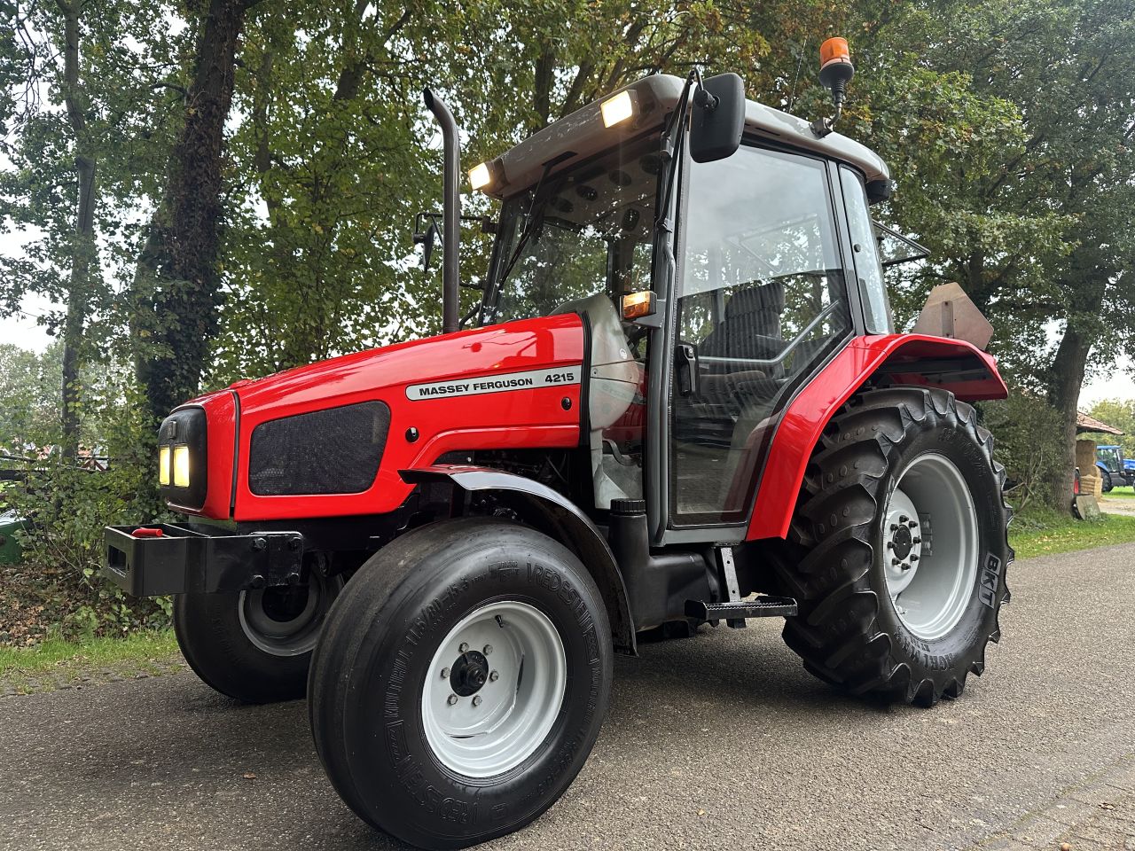 Massey Ferguson 4215 met maar 2482 uur!