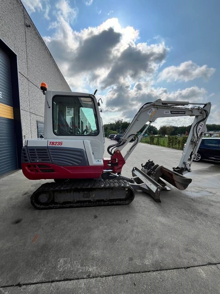 Takeuchi TB 235