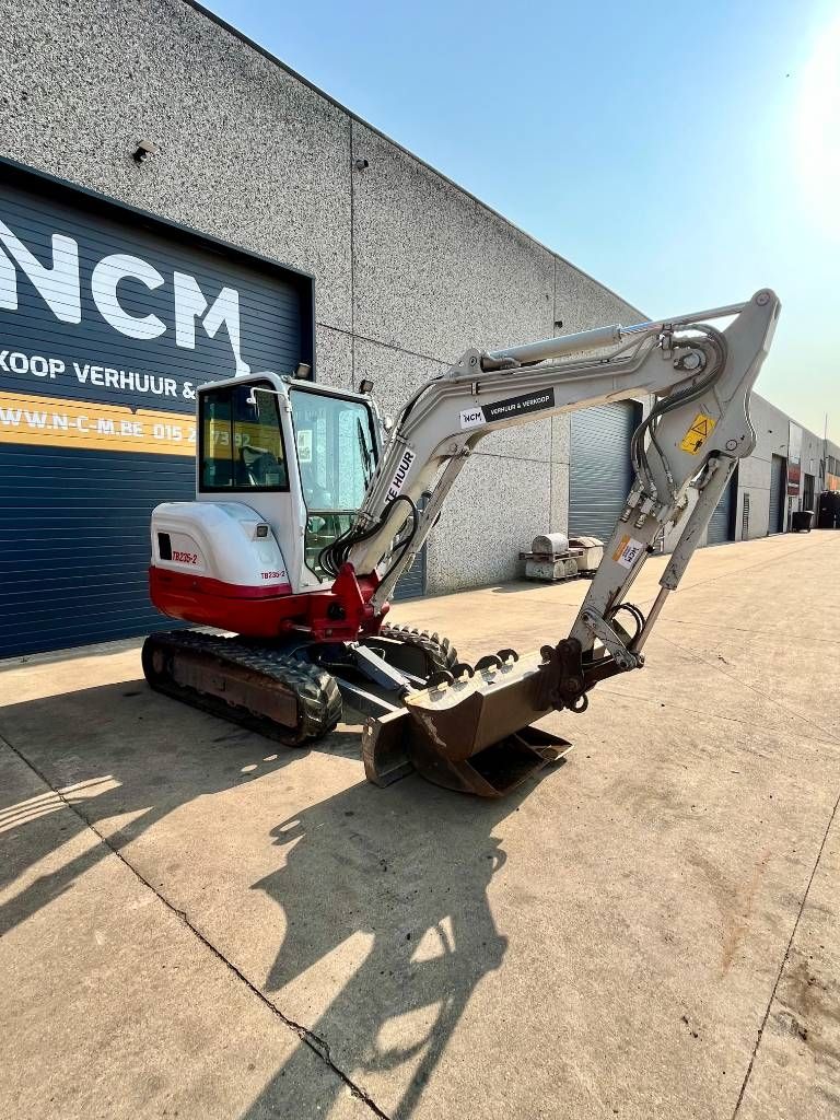 Takeuchi TB 235
