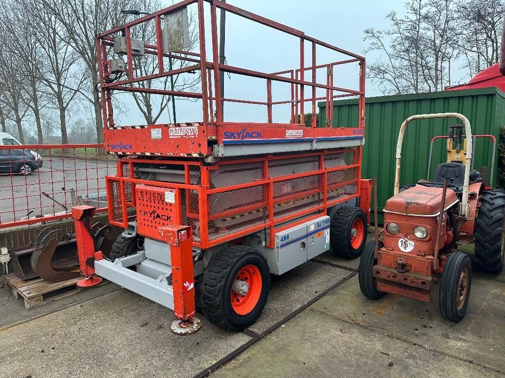 SkyJack SJ 7135 met 4-wielaandr.