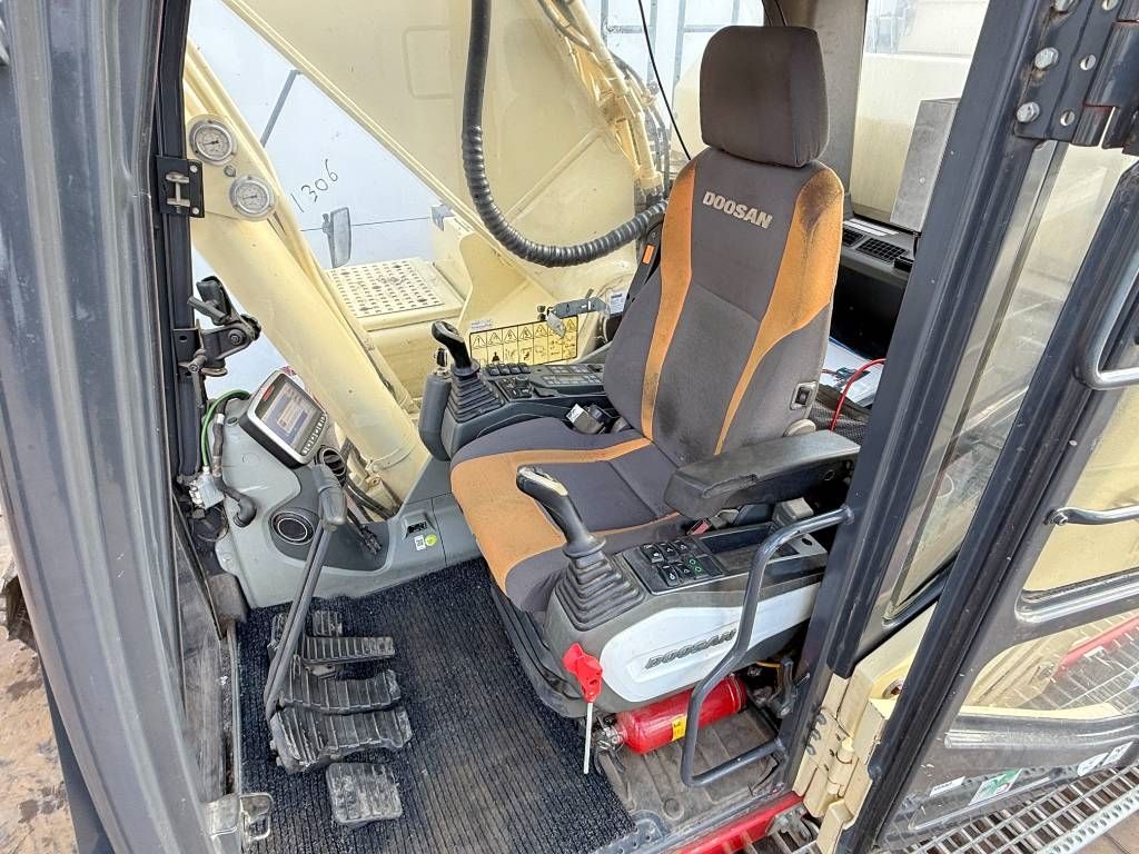 Doosan DX300LC-5 Hybrid - Bom Proof Cabin / Top Condition