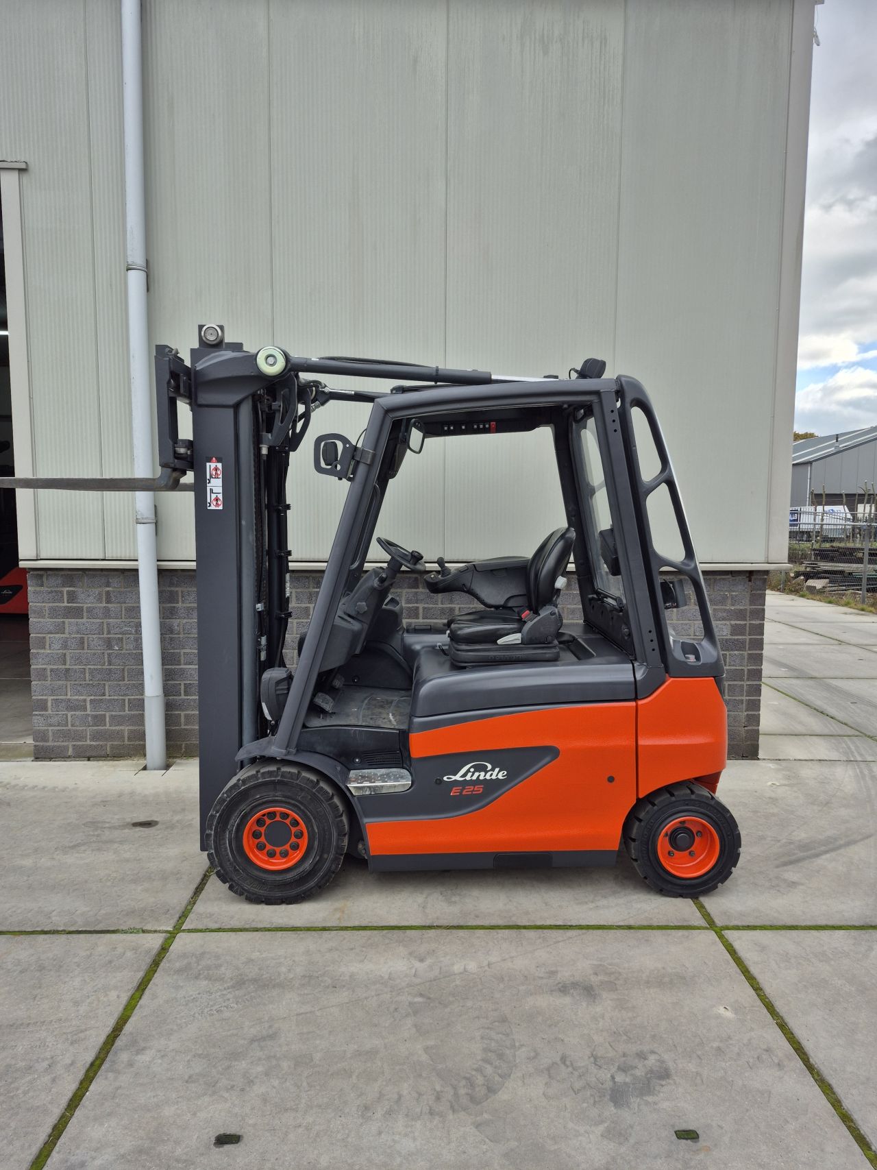 Linde E25-01 bj 2021 triplex sideshift 4.760 mm 3230 uur.