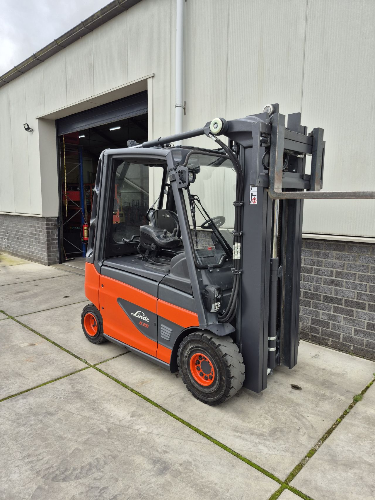 Linde E25-01 bj 2021 triplex sideshift 4.760 mm 3230 uur.