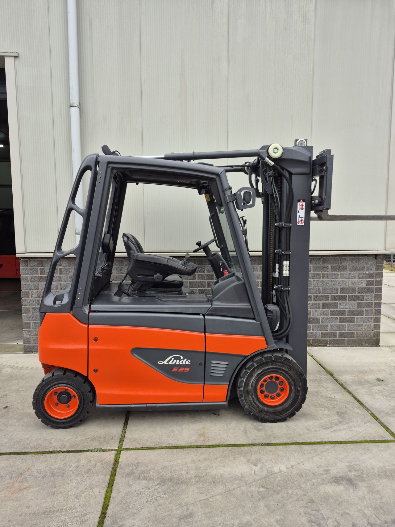Linde E25-01 bj 2021 triplex sideshift 4.760 mm 3230 uur.
