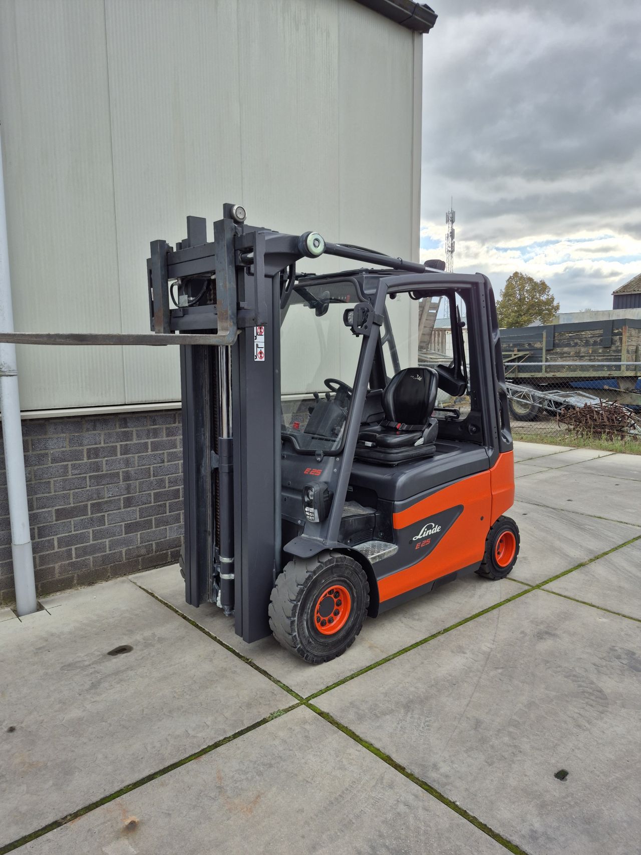 Linde E25-01 bj 2021 triplex sideshift 4.760 mm 3230 uur.