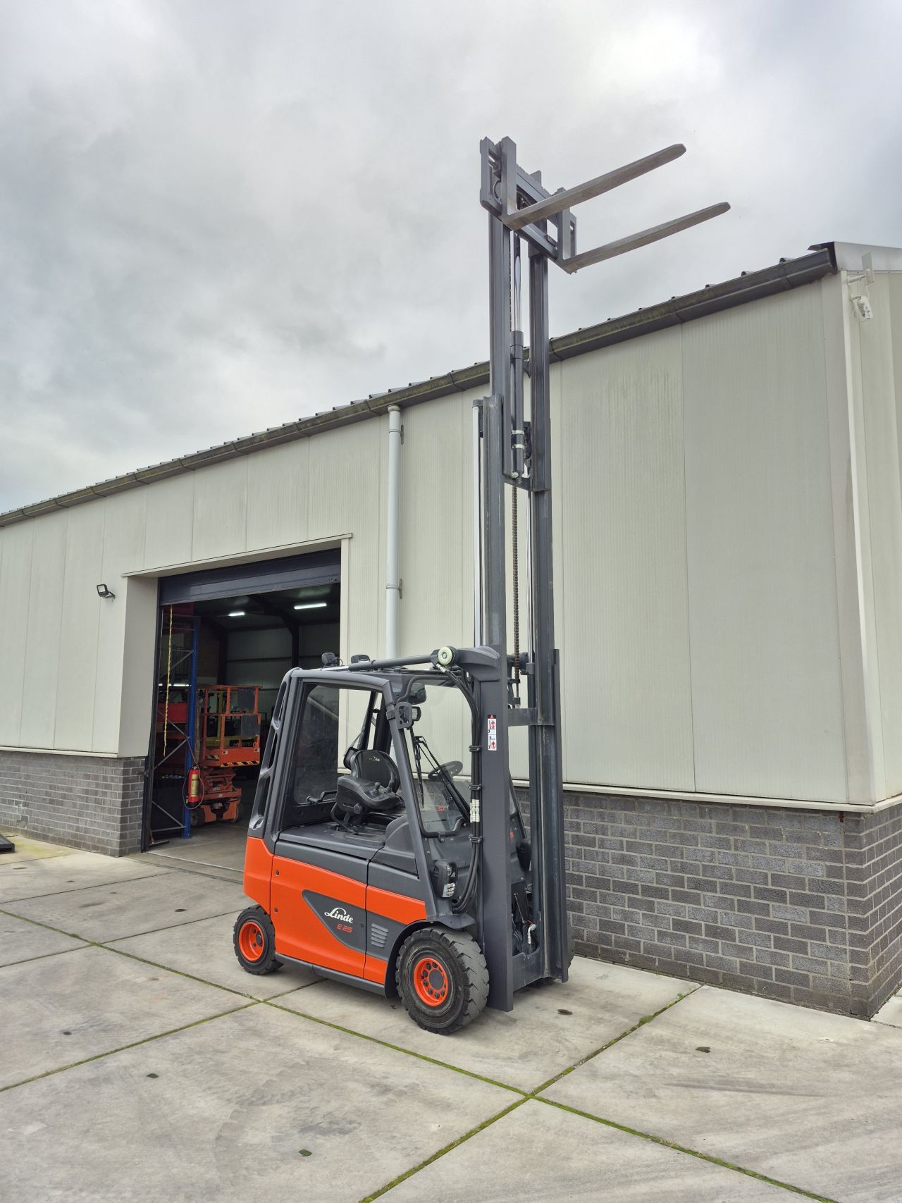 Linde E25-01 bj 2021 triplex sideshift 4.760 mm 3230 uur.
