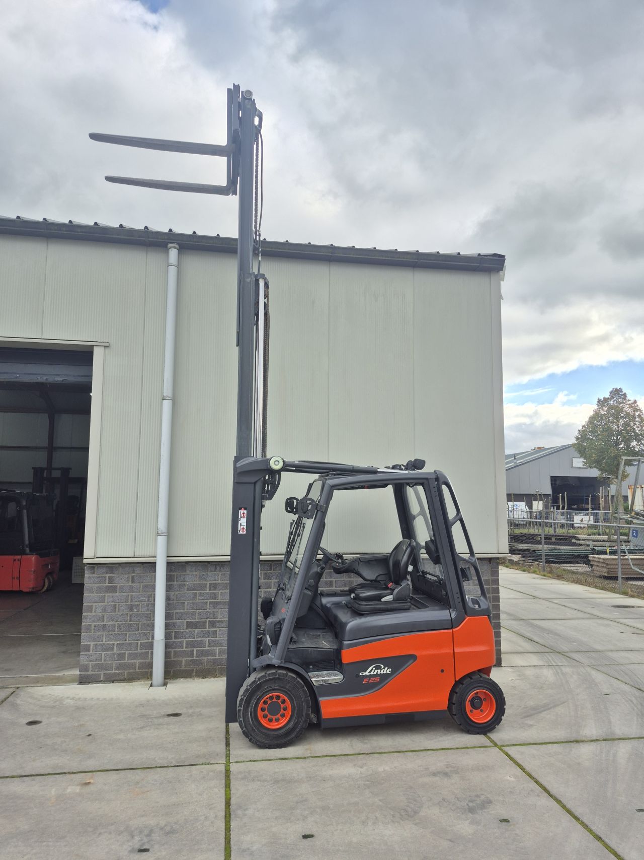 Linde E25-01 bj 2021 triplex sideshift 4.760 mm 3230 uur.