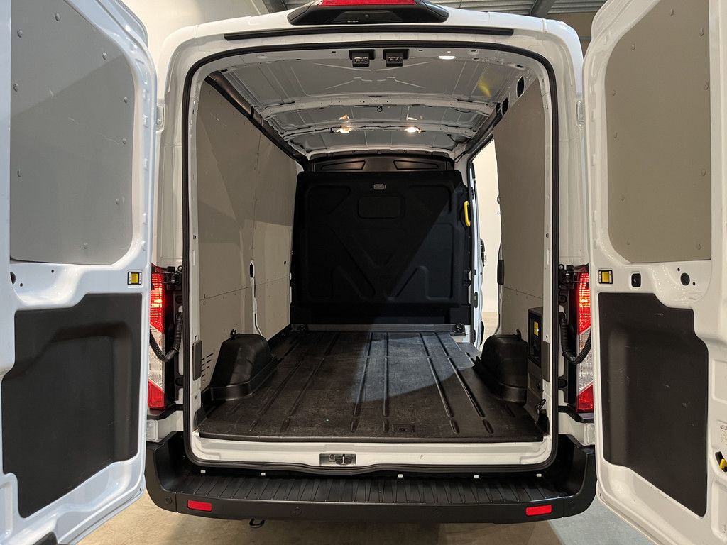 Ford E-Transit L2H2 Trend 68 kWh 184 PK / 100% Elektrisch !! / Airco / Cruise Control / CarPlay / Camera / Navigatie / 3-Zits / 15.500 KM !!