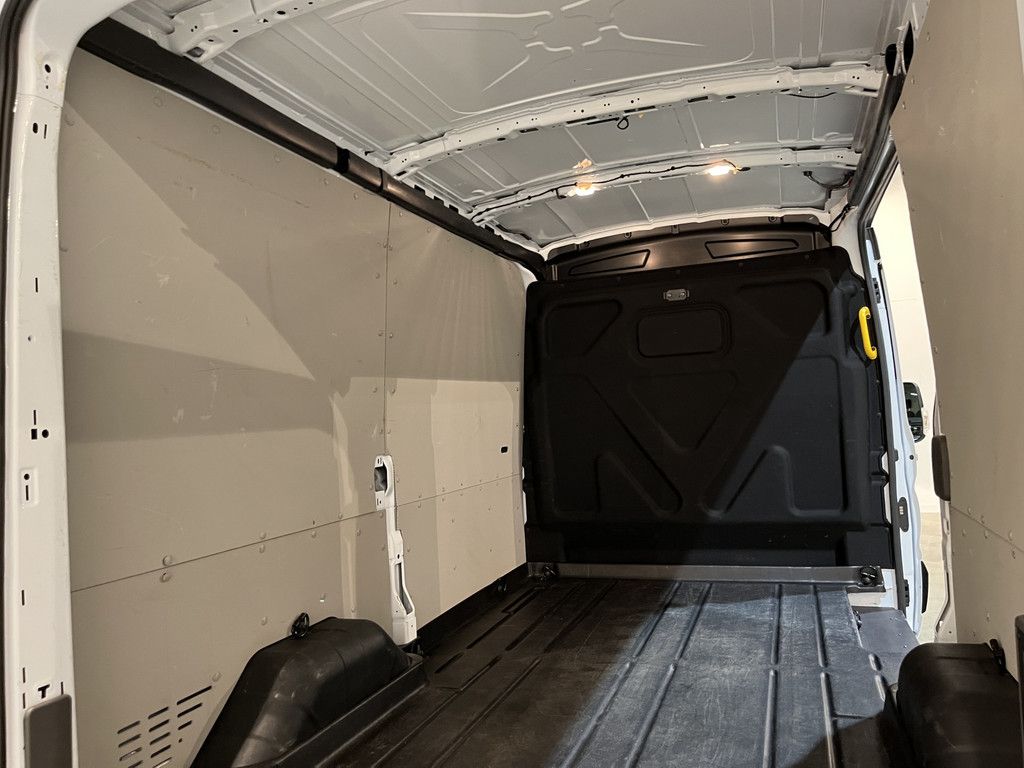 Ford E-Transit L2H2 Trend 68 kWh 184 PK / 100% Elektrisch !! / Airco / Cruise Control / CarPlay / Camera / Navigatie / 3-Zits / 15.500 KM !!