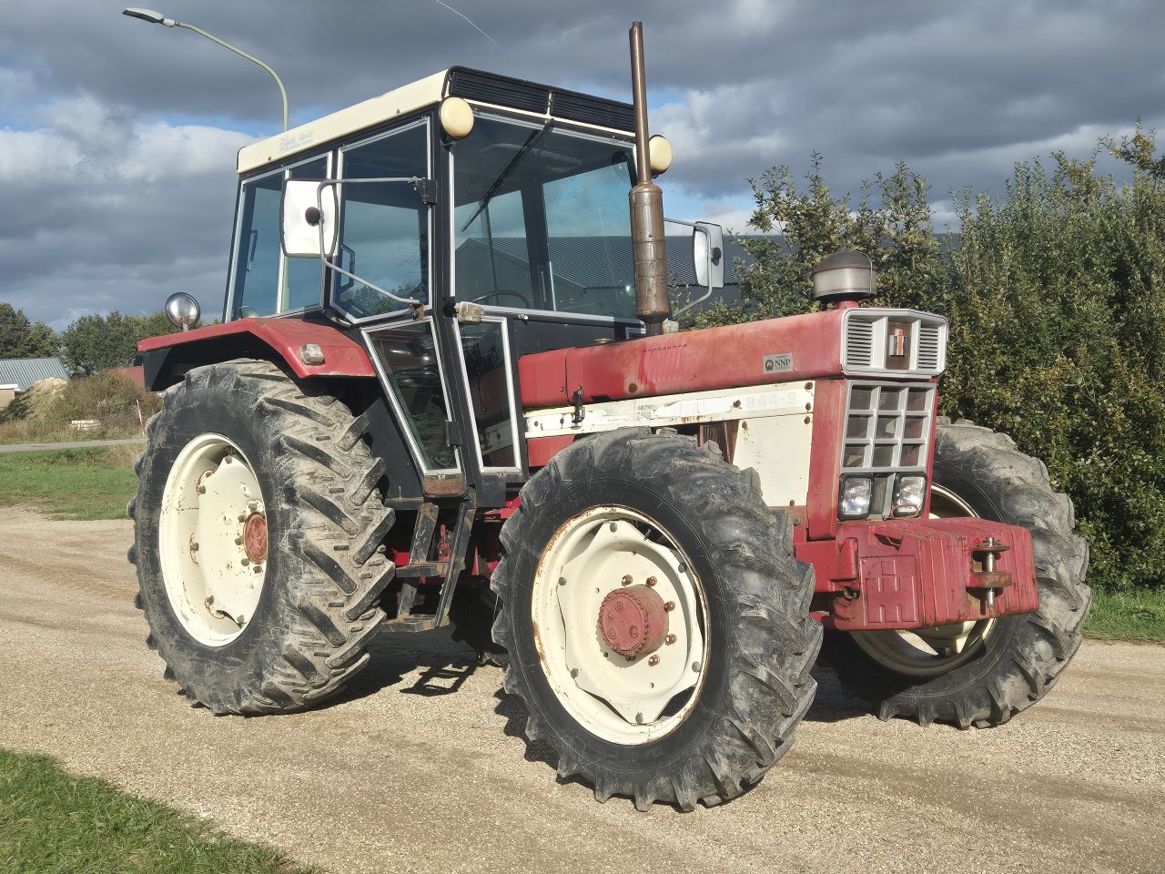 International 844 S