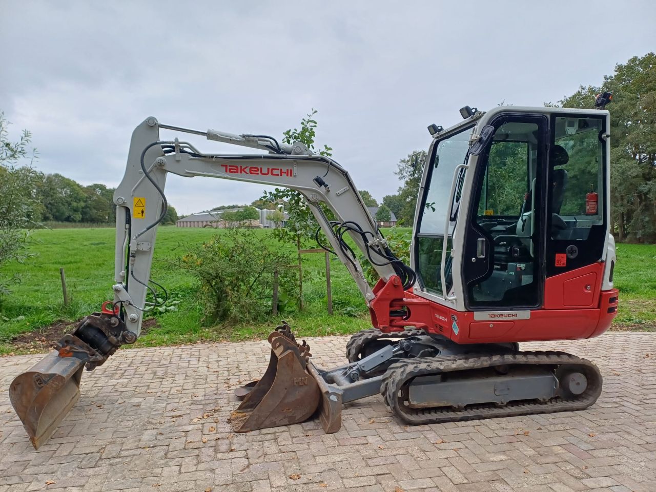 Takeuchi TB230 | bj 2020 | 5485uur | Kantelstuk CW05