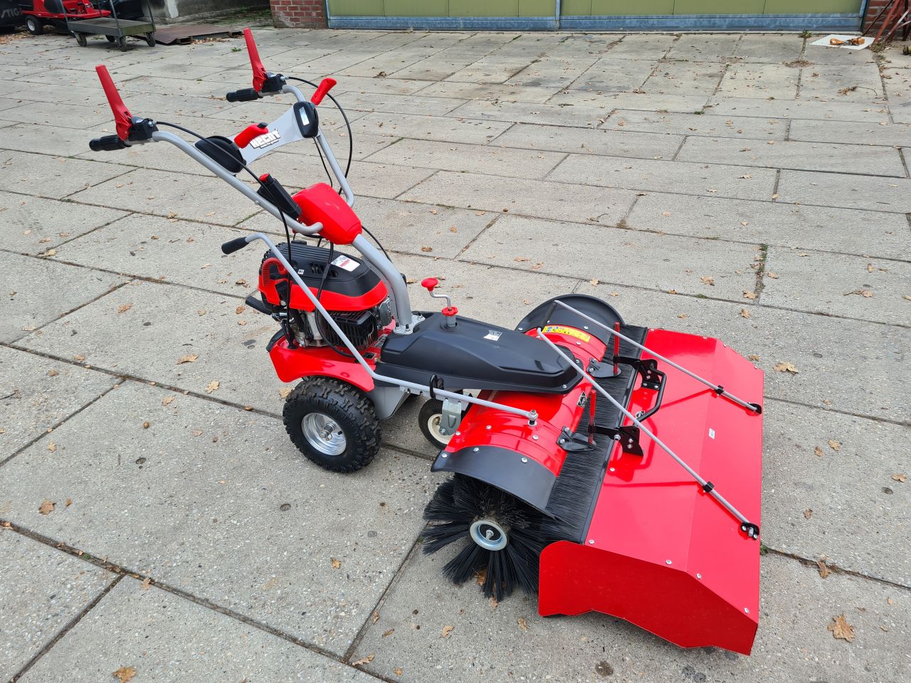 Hecht 8101 S veegmachine met opvangbak elektrisch gestart.