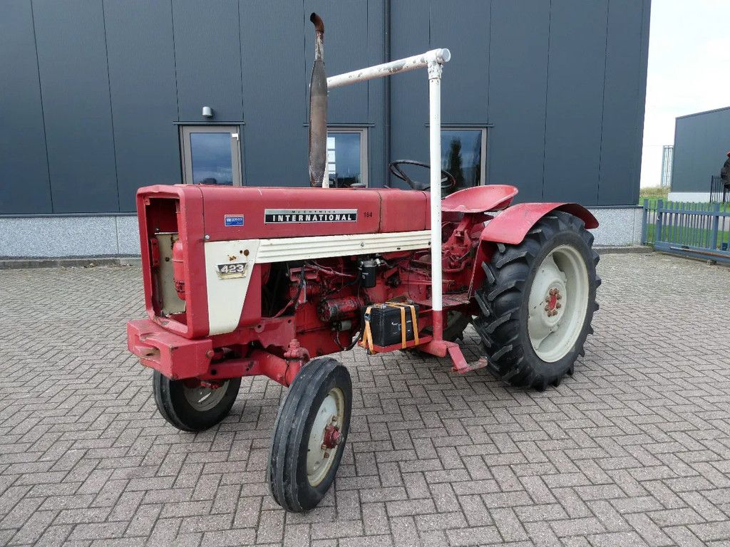 International 423 2wd / 7134 Draaiuren / Smalspoortrekker