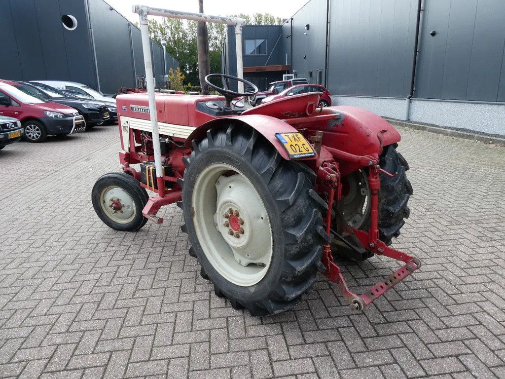 International 423 2wd / 7134 Draaiuren / Smalspoortrekker