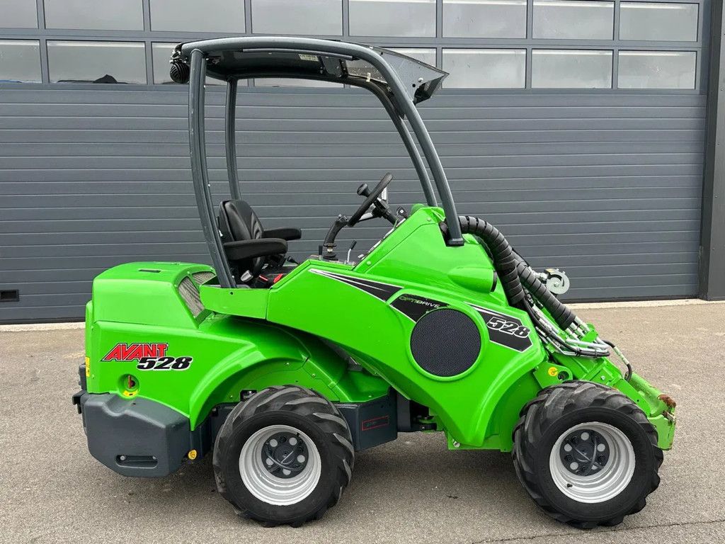 Avant 528 mini-shovel