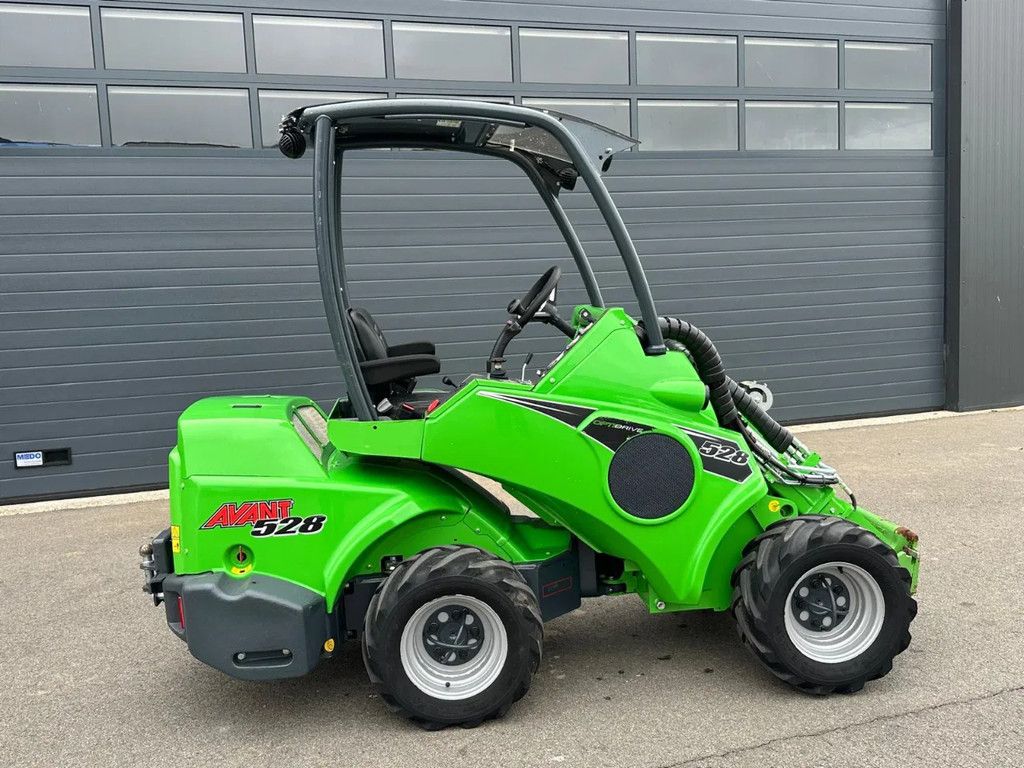 Avant 528 mini-shovel